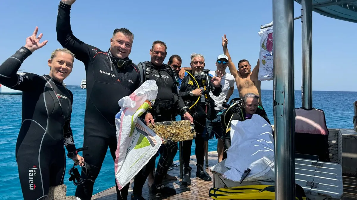 Des plongeurs sous-marins ramassant des déchets et des débris d'un récif de la mer Rouge lors d'une plongée de nettoyage